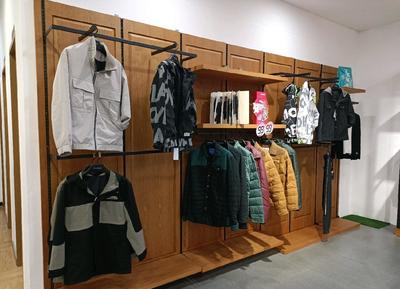 企業(yè)因更新設(shè)備低價(jià)處理商場服裝店貨柜